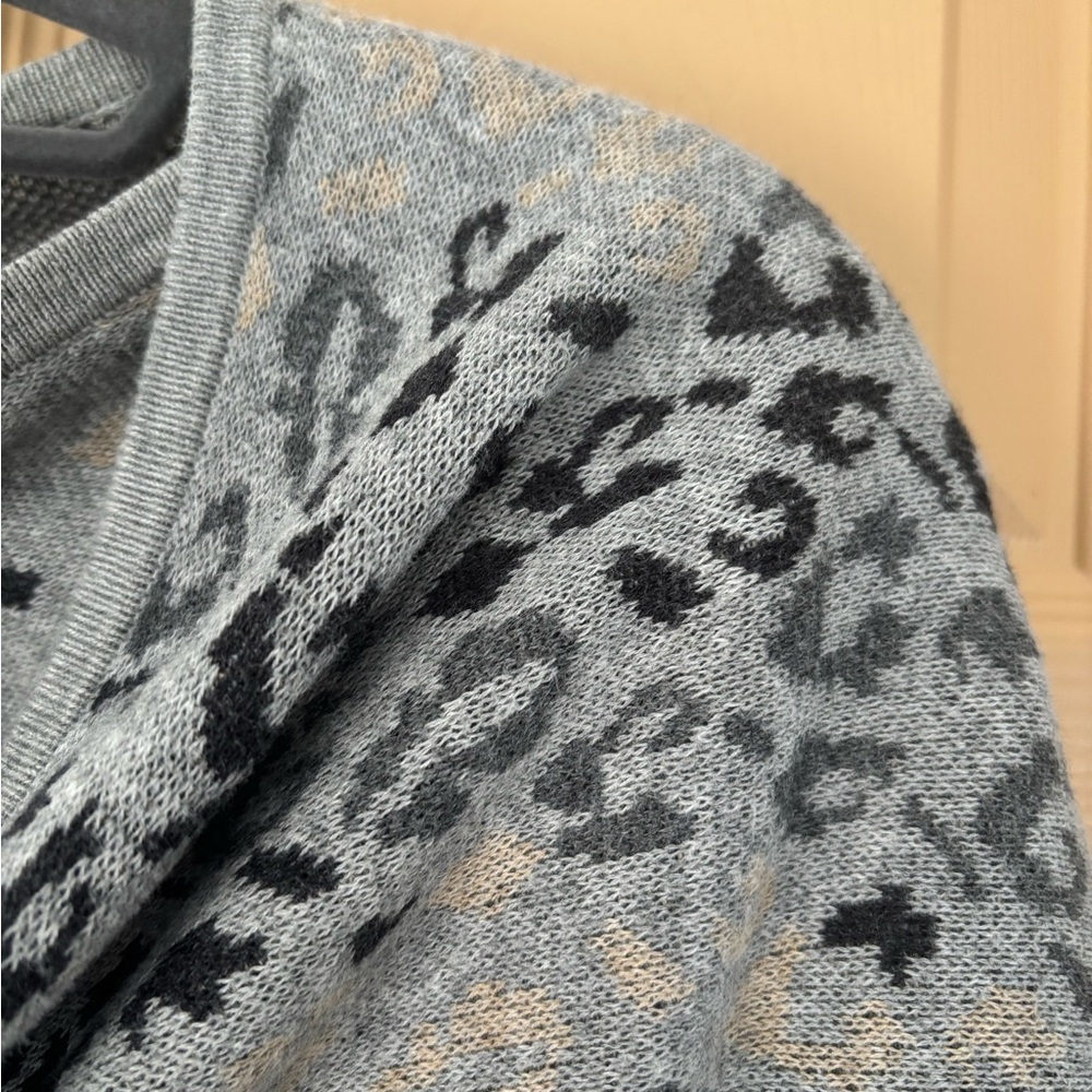 Cabi GiGi Animal Print Knit Layering Wrap Gray Leopard Cape 3115 Womens OS - Picture 4 of 13